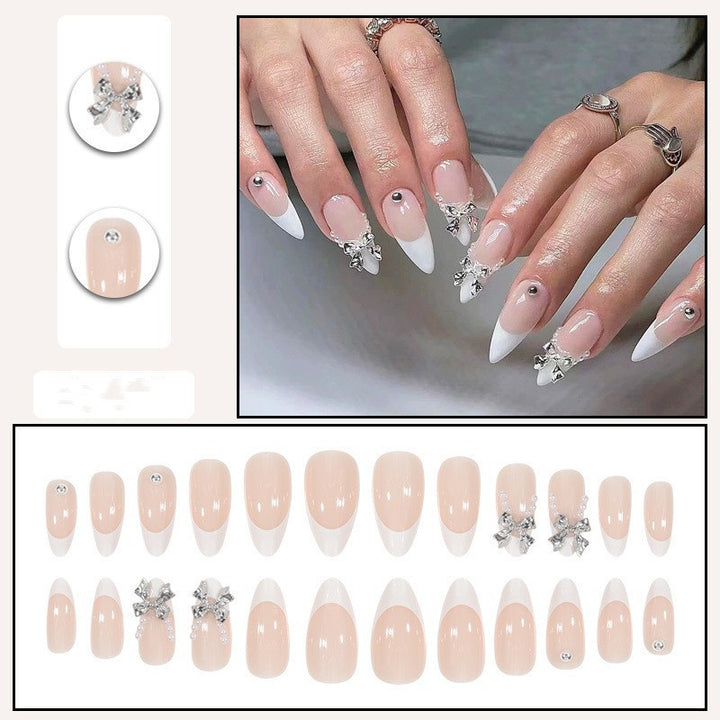 Glamouröse Kunstnagelspitzen mit eleganten Verzierungen Karnz