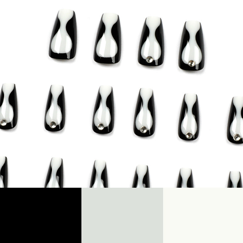 Kunstvolle Nagelverlängerungen mit eleganten Akzenten Karnz