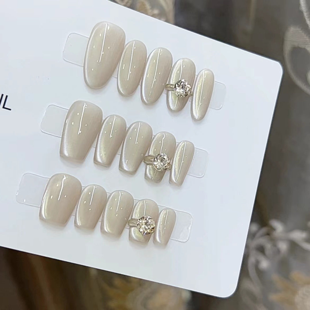Elegante Press-On-Nagelkunst mit Juwelenakzenten Karnz