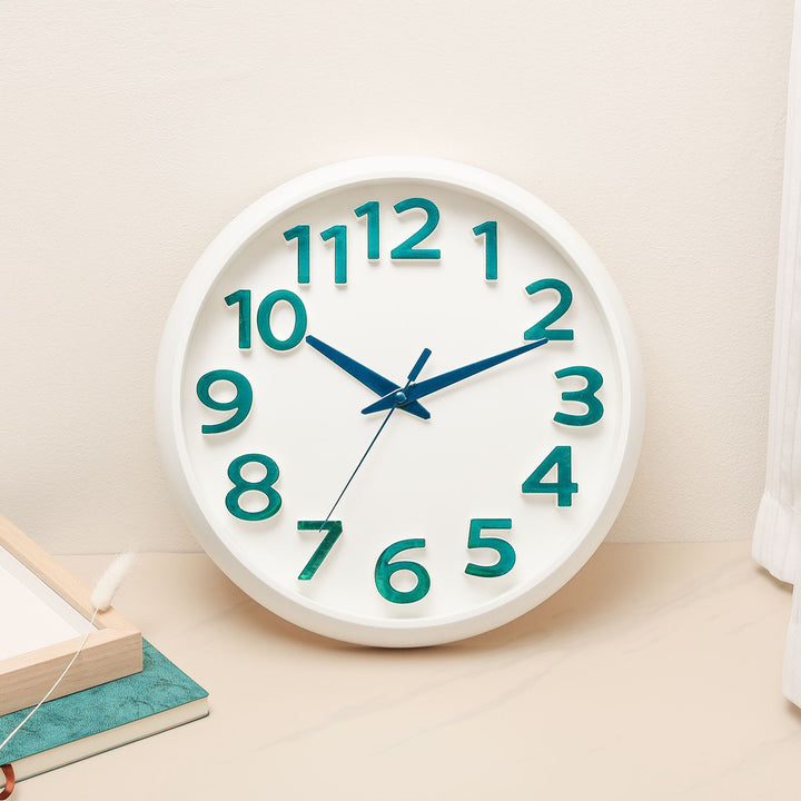 Wanduhr im minimalistischen Design Karnz