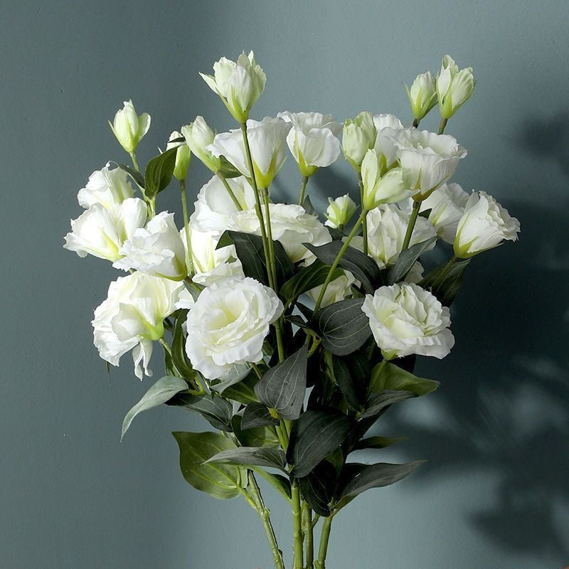 Lebensechter Blumenzweig