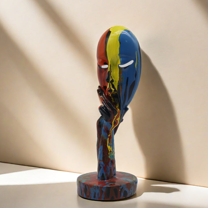 Kunstvolle Dekoration in Gestalt einer nachdenklichen Figur Karnz