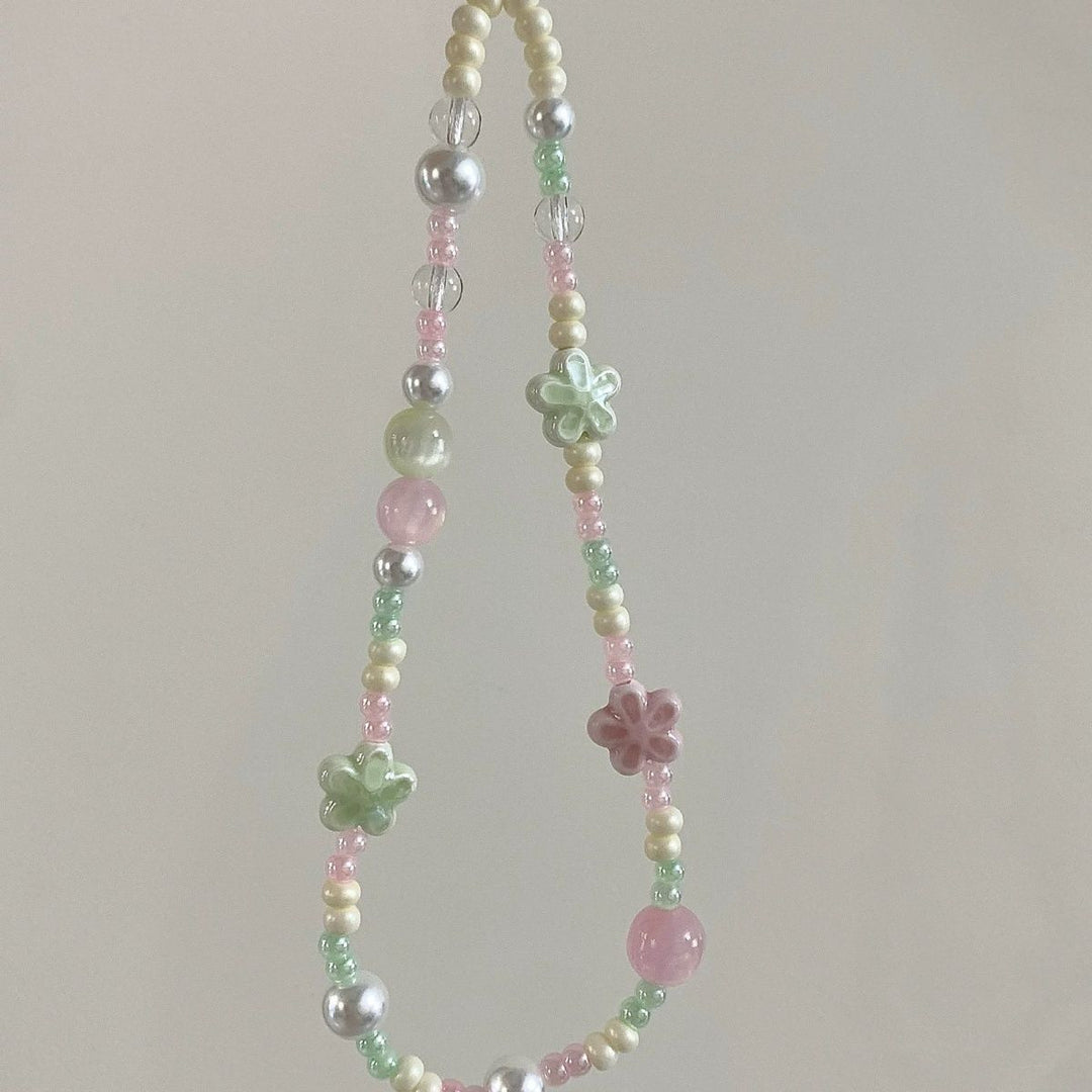 Blumenverzierte Perlenkette Karnz