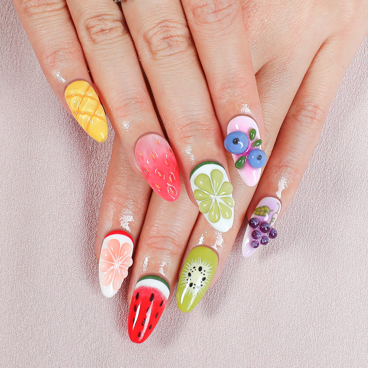 Kreatives Kunstnagelset mit bunten Obstdesigns Karnz