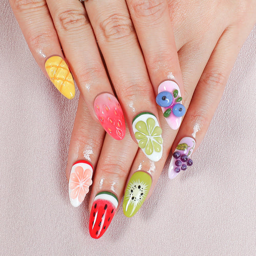 Kreatives Kunstnagelset mit bunten Obstdesigns Karnz