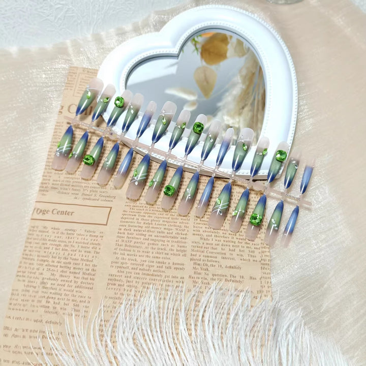 Kunstnägel mit elegantem Farbverlauf und Glitzerakzenten Karnz