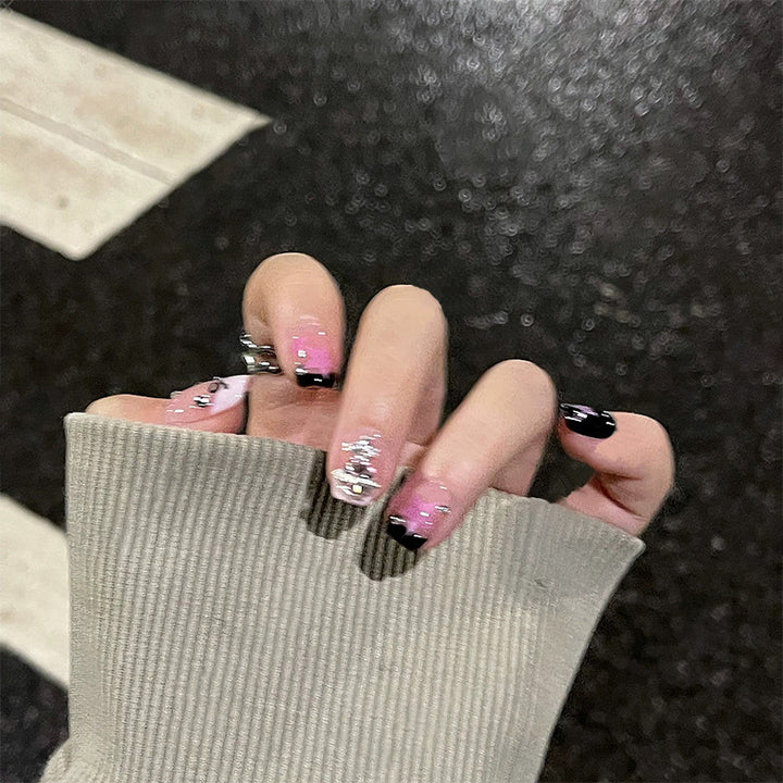 Kunstvolle Nail Art mit Glitzer-Details Karnz