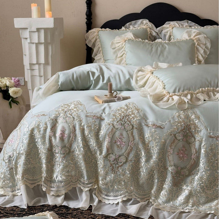 Luxuriöses Satin-Stickerei & durchsichtige Spitze Schichten Duvet Ensemble mit Rüscheneurobezügen