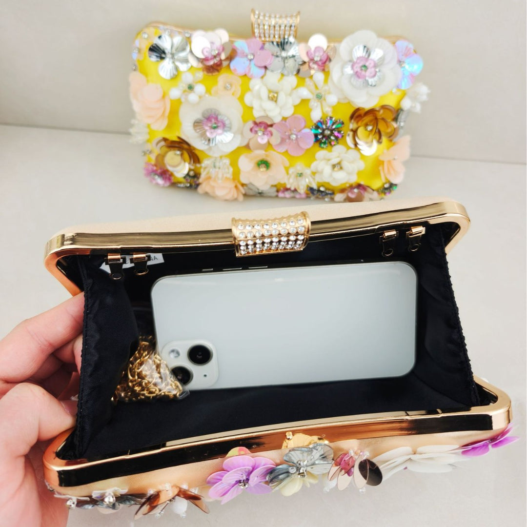 Blumig verzierte Abend-Clutch
