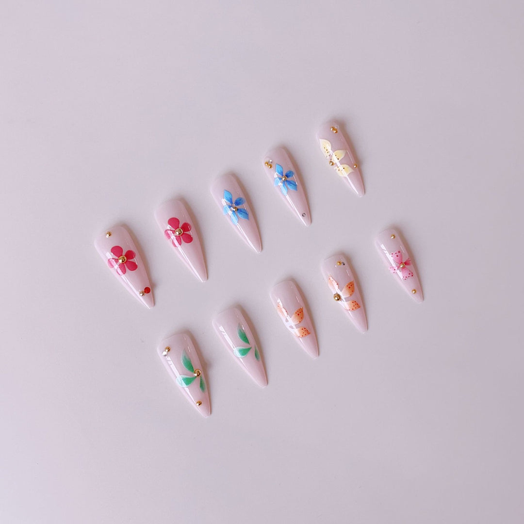 Künstliche Nagelspitzen mit floralen Verzierungen Karnz