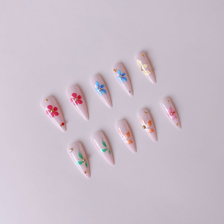 Künstliche Nagelspitzen mit floralen Verzierungen Karnz