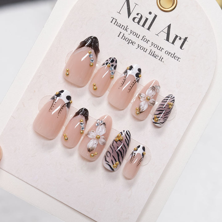 Künstlerisches Nagelset mit floralem und tierischem Druckdesign