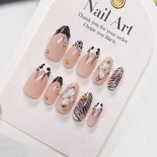 Künstlerisches Nagelset mit floralem und tierischem Druckdesign