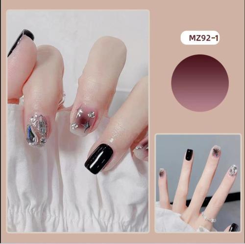 Elegantes Nageldesign mit Schleifen- und Strassdetails Karnz