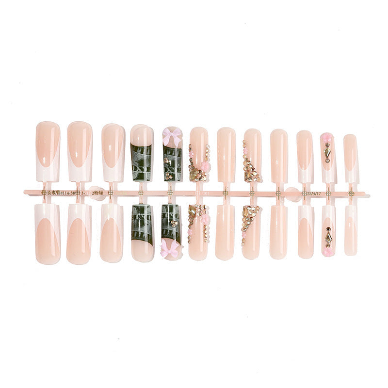 Kunstnagel-Set mit luxuriösen Verzierungen Karnz