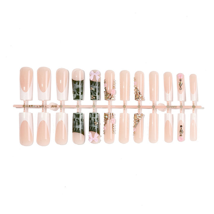 Kunstnagel-Set mit luxuriösen Verzierungen Karnz