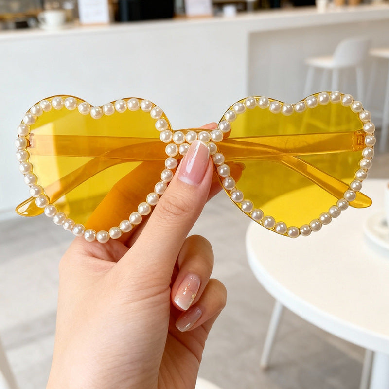 Herzförmige Sonnenbrille mit Perlenakzenten Karnz