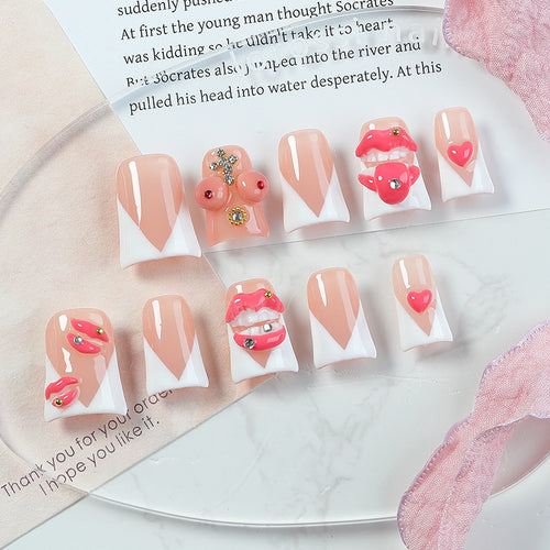 Kreatives Kunstnagelset mit Lippen- und Glitzerakzenten Karnz
