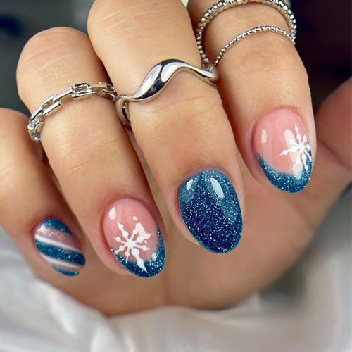 Kunstnägel mit Glitzerndem Blau und Floralem Design Karnz