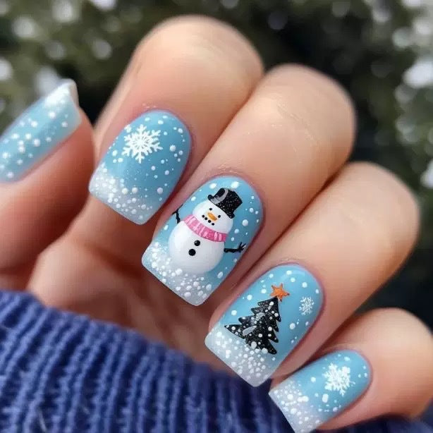 Kunstnagelset mit winterlichen Motiven und festlichen Akzenten Karnz