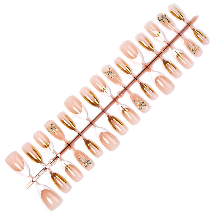 Kunstnagelset mit Glamourösen 3D-Details und Eleganten Goldakzenten Karnz