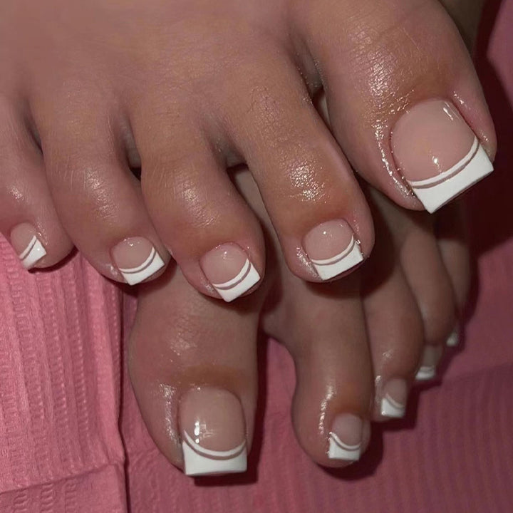 Kunstvolle Fußnagelkunst mit elegantem French-Tip Design Karnz