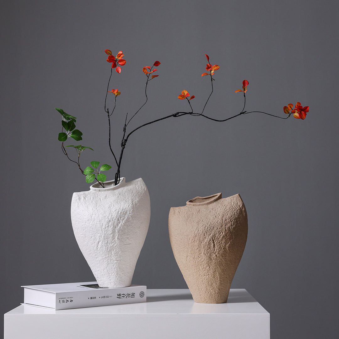 Abstrakt geformte dekorative Keramikvase