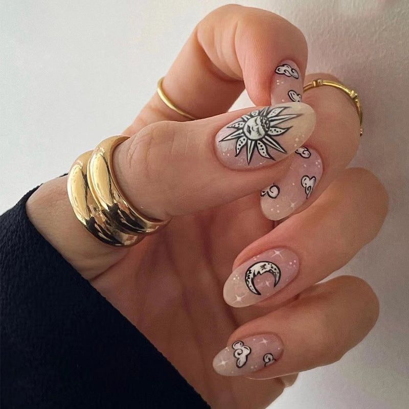 Kunstvolle Nagelkunst im Mond- und Sonnenmotiv Karnz