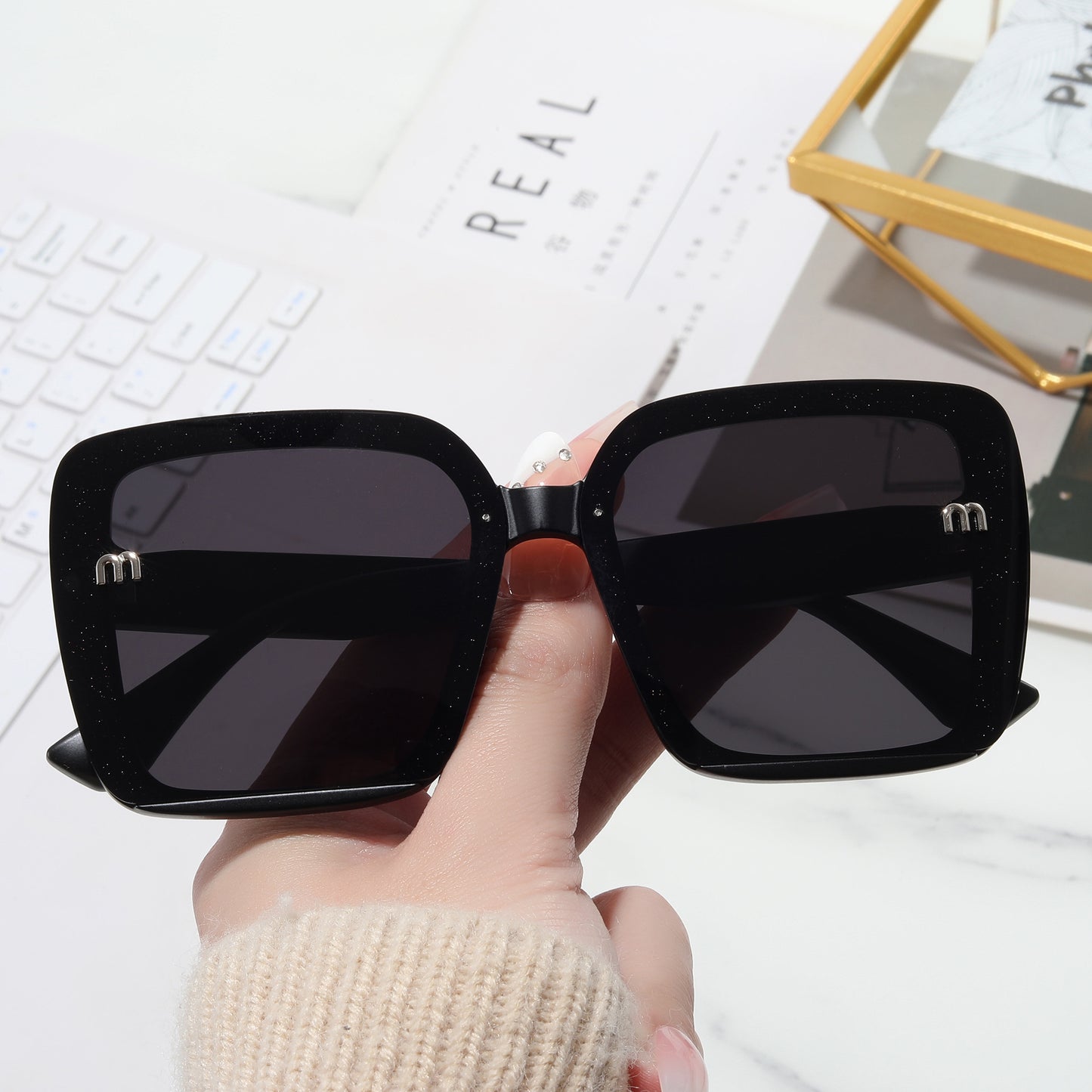 Damen modische quadratische Sonnenbrille mit funkelndem Rahmen Karnz