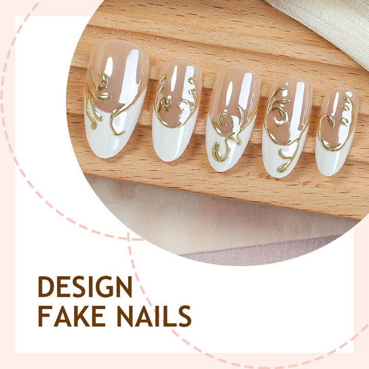 Elegantes Kunstnagelset mit filigranen Goldakzenten Karnz