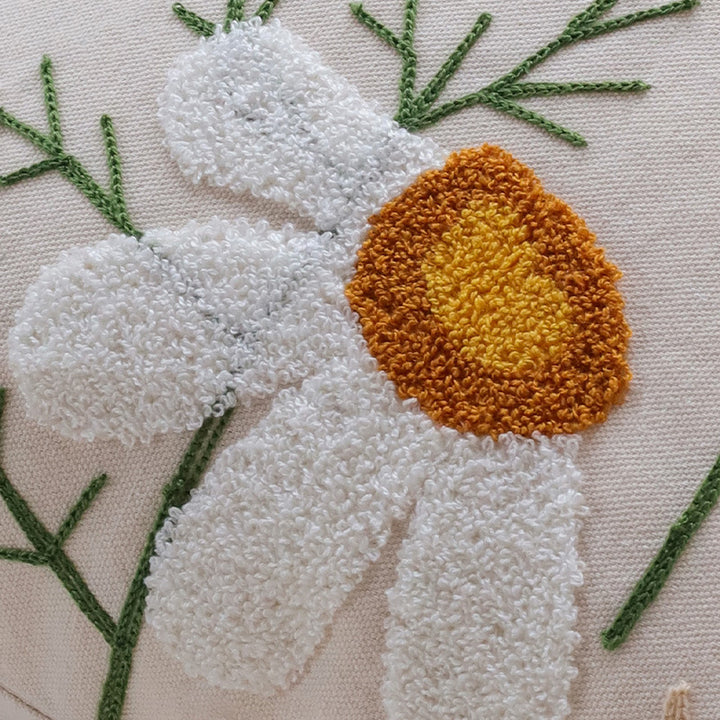 Dekoratives Kissen mit floralem Stickdesign