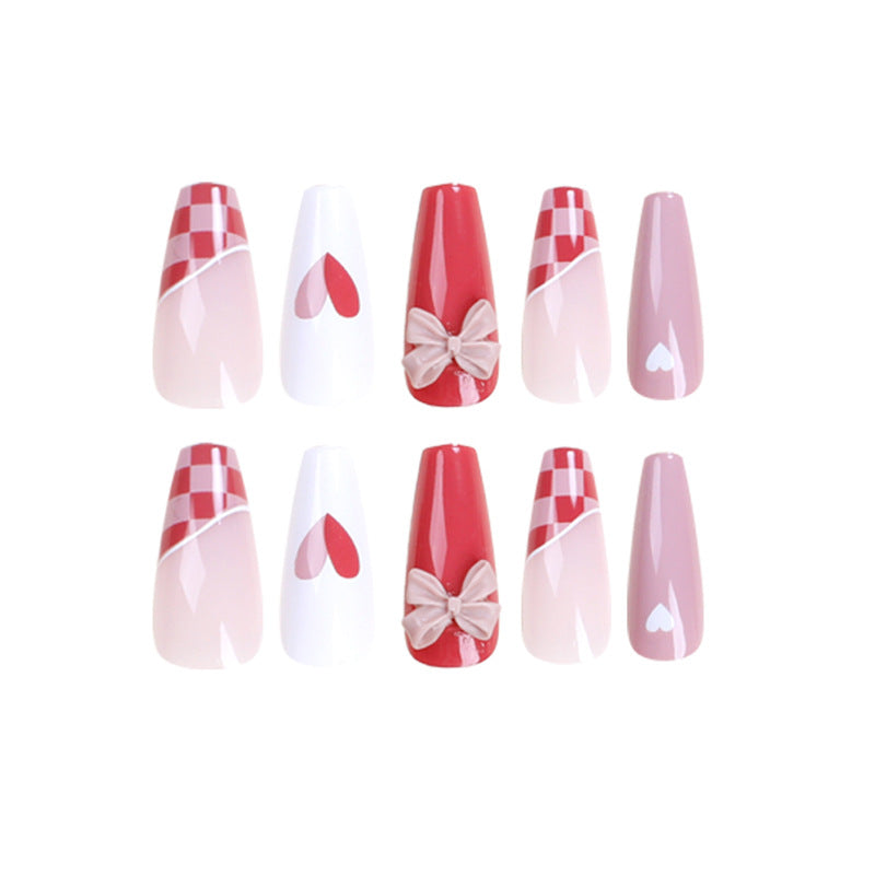 Kunstvolle Nagelverlängerungen mit verspielten Designs und romantischen Akzenten Karnz