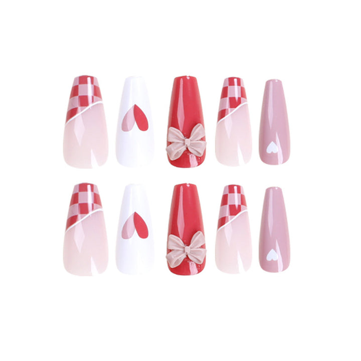 Kunstvolle Nagelverlängerungen mit verspielten Designs und romantischen Akzenten Karnz