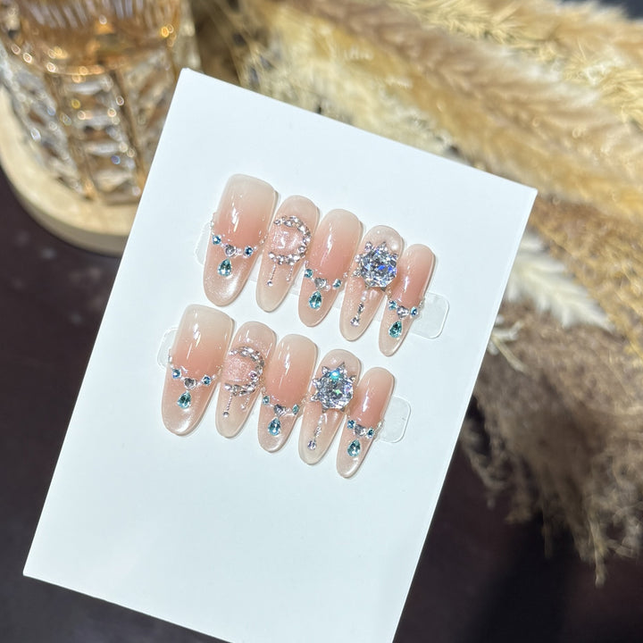 Dekoratives Press-On Nagelkunstset mit einzigartigen Edelsteinakzenten Karnz