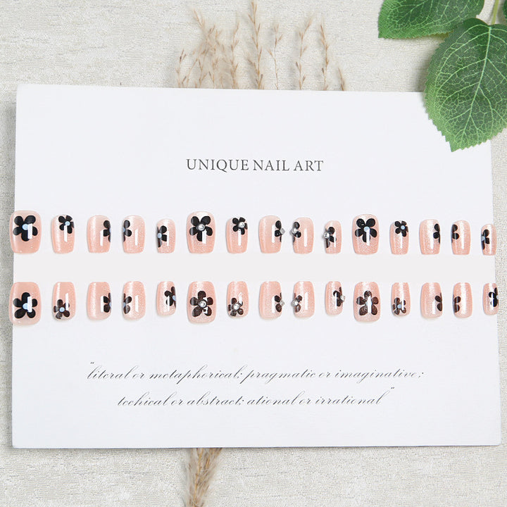 Kunstnagelset mit elegantem Blumendesign und glamourösen Akzenten Karnz