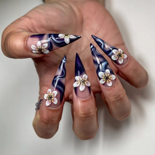 Extravagante Kunstnägel mit Floralem Design Karnz