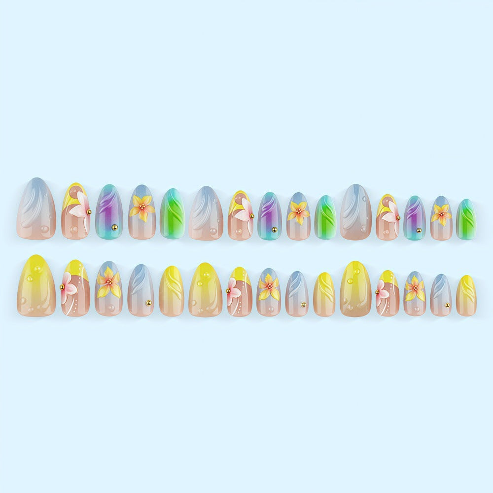 Kunstnagelset mit floralen Elementen und farbenfrohen Akzenten Karnz
