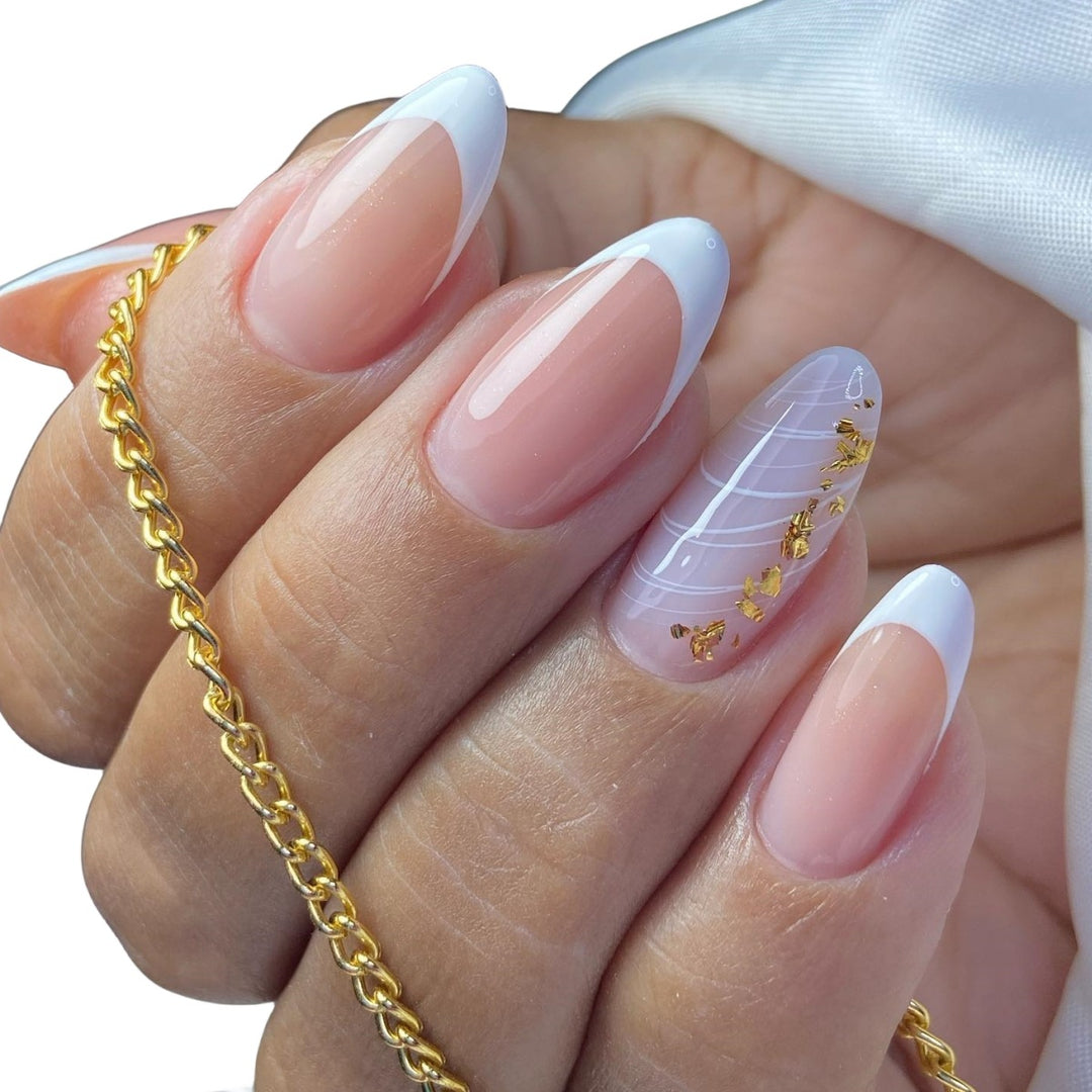 Elegante, mandelförmige Nagelverlängerungen Karnz