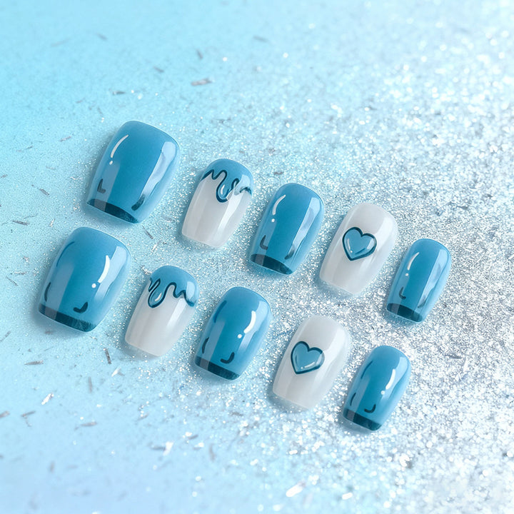 Künstlerisches Press-On-Nagelset mit Herzdesigns Karnz
