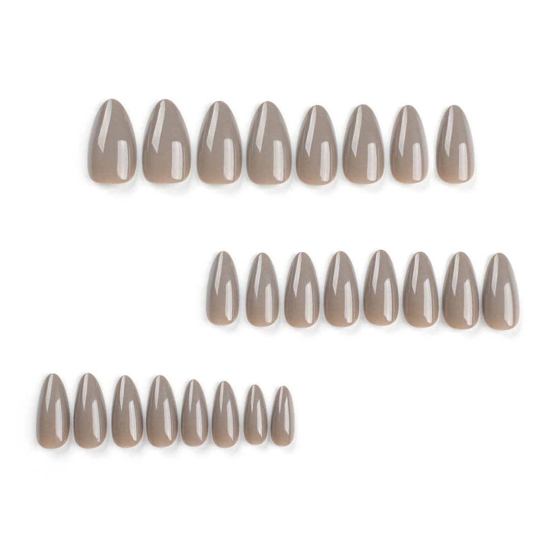 Kunstvolle Stiletto-Nägel mit elegantem Hochglanz-Finish Karnz