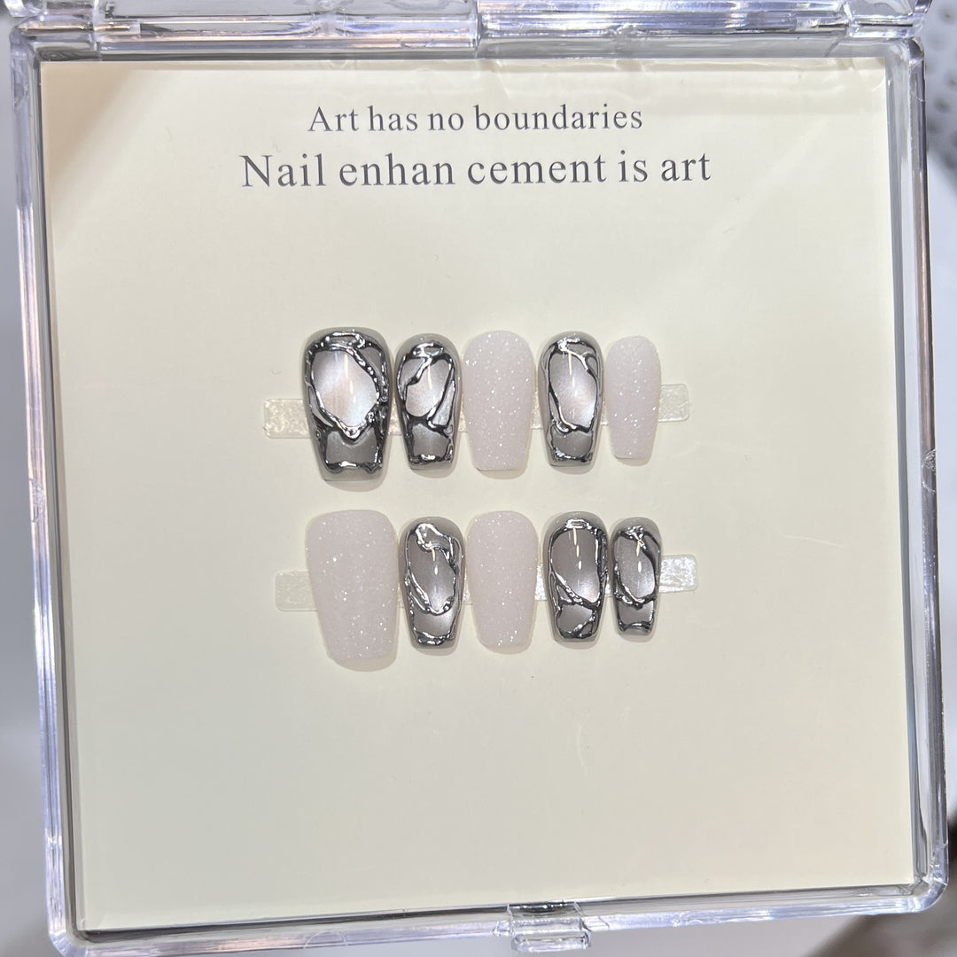 Elegantes Acryl Press-On Nagelkunstset mit metallischen Designelementen Karnz