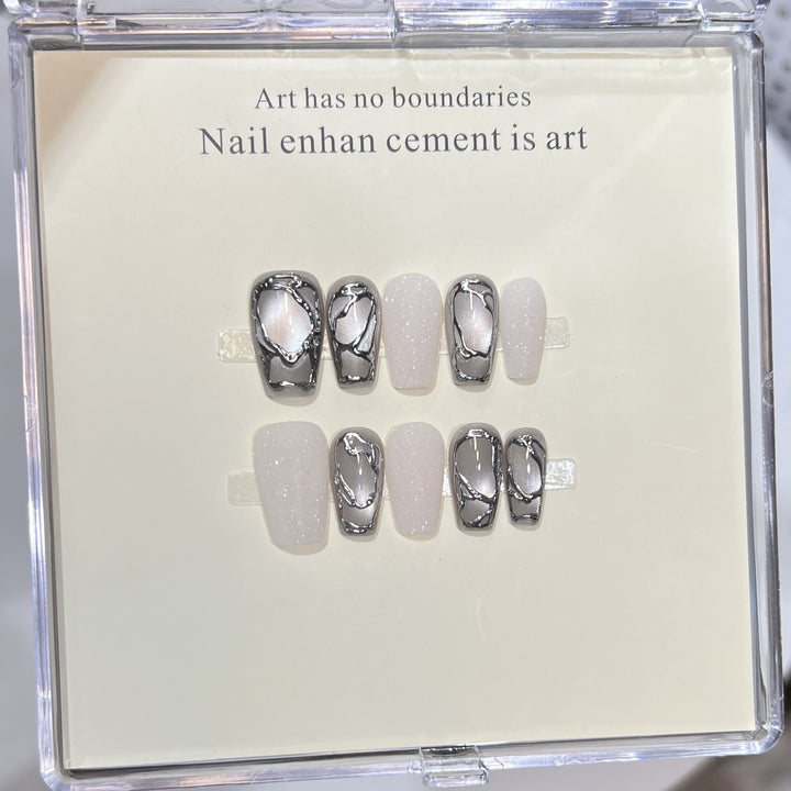 Elegantes Acryl Press-On Nagelkunstset mit metallischen Designelementen Karnz