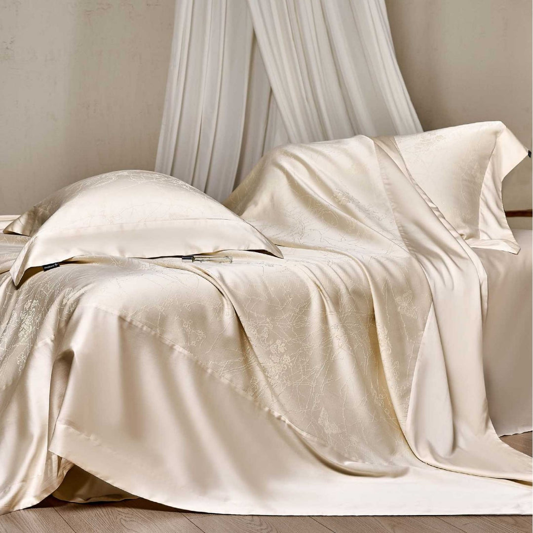 Satin-Bettwäschegarnitur mit floraler Jacquardstruktur und feinem Saumdetail
