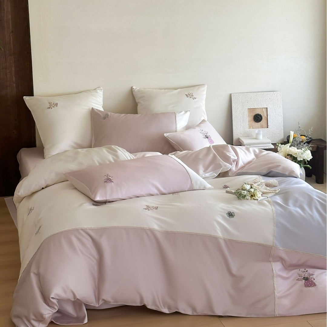 Satin-Bettwäsche-Set mit zarter Blumenstickerei und edler Paspelierung