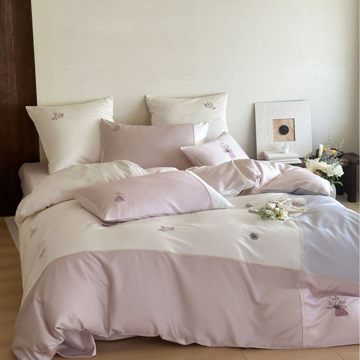 Satin-Bettwäsche-Set mit zarter Blumenstickerei und edler Paspelierung