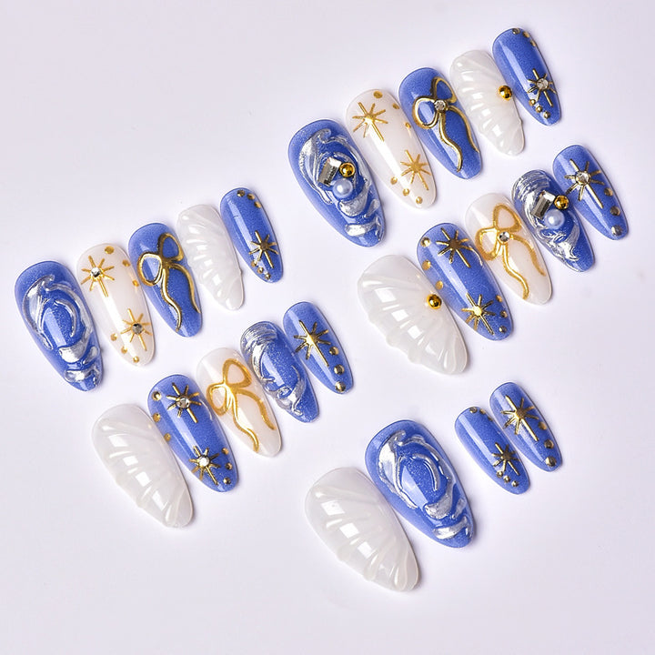Kunstvoll gestaltetes Nagelset Karnz