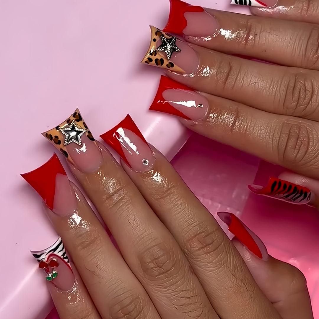 Künstlerisches Press-On-Nagelset mit einzigartigen Akzenten Karnz