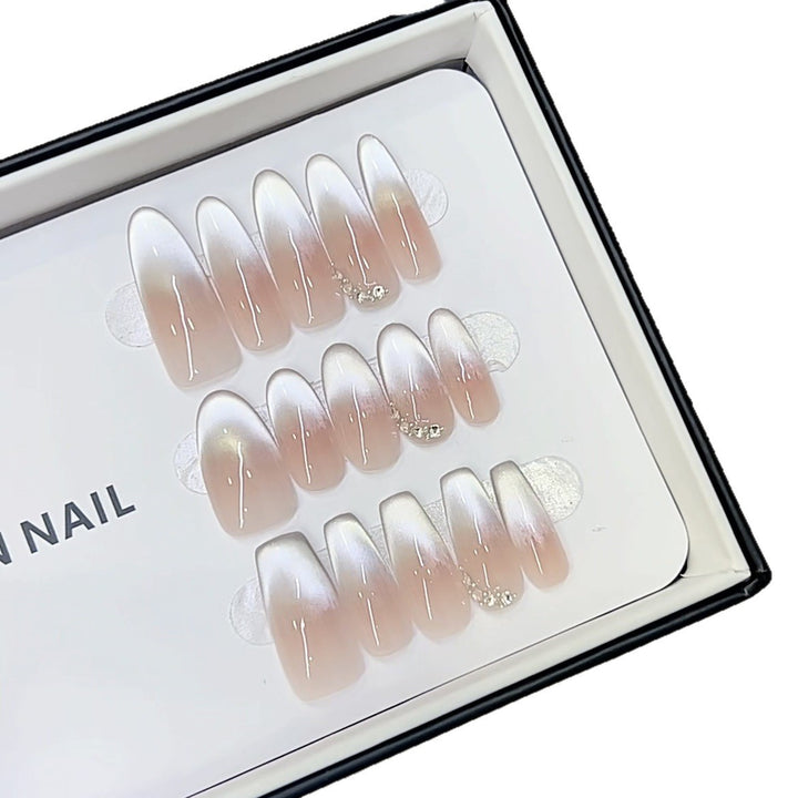 Elegantes Press-On-Nagel-Set mit Ombre-Finish und dekorativen Akzenten Karnz