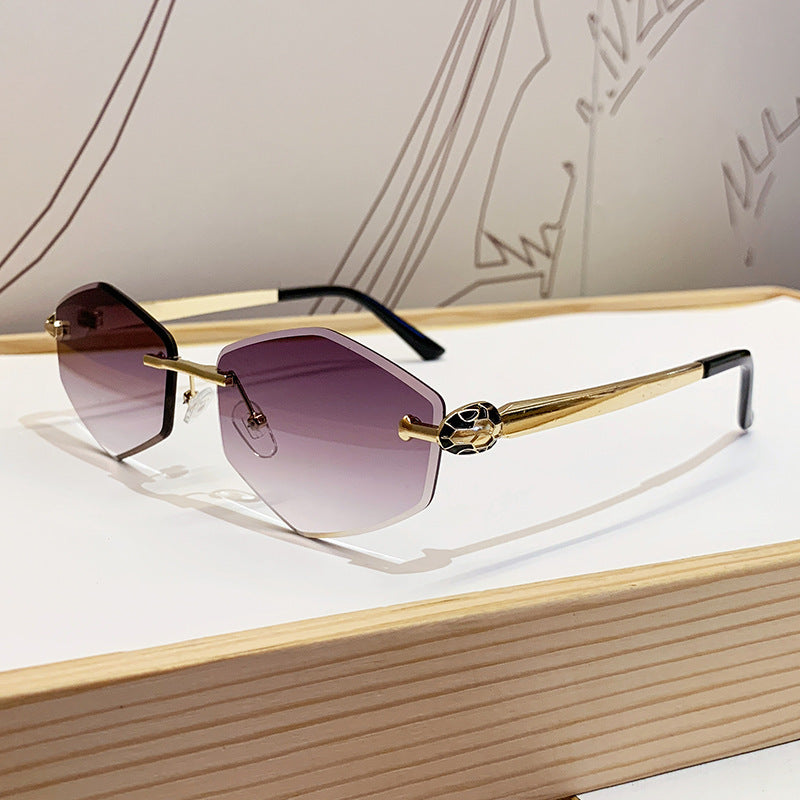 Damen Designer Sonnenbrille mit hexagonalem Rahmen und goldenen Akzenten Karnz