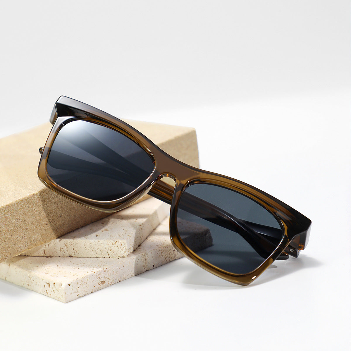 Damen modische Sonnenbrille im trendigen Rahmen Karnz